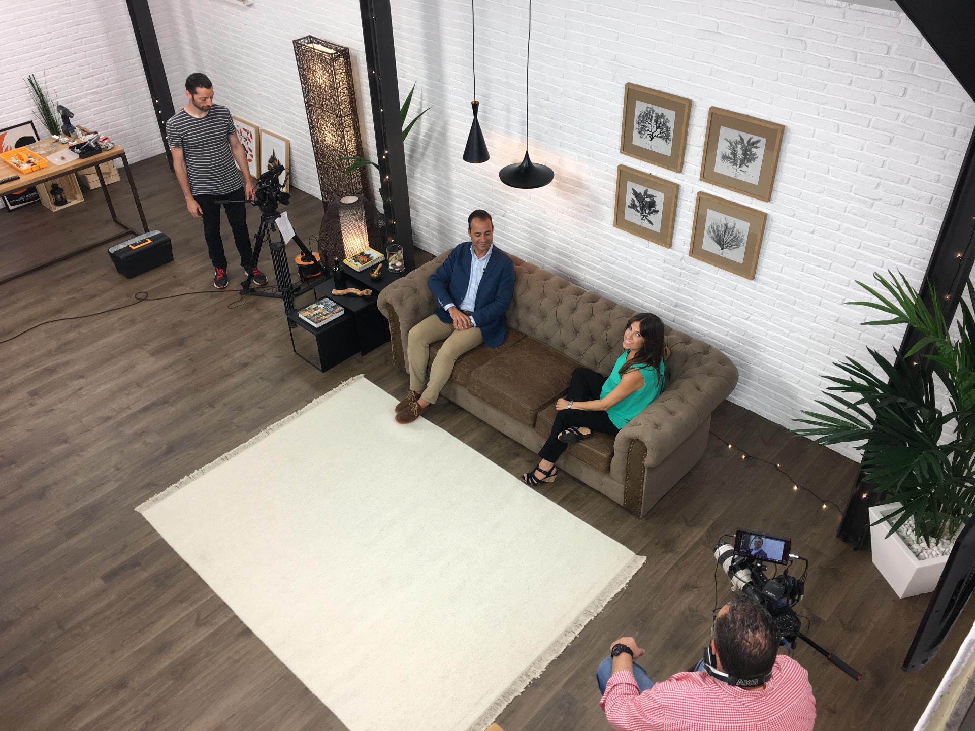 Grabación en el estudio de genteUp: entrevista en el sofá del plató con cámaras y equipo técnico