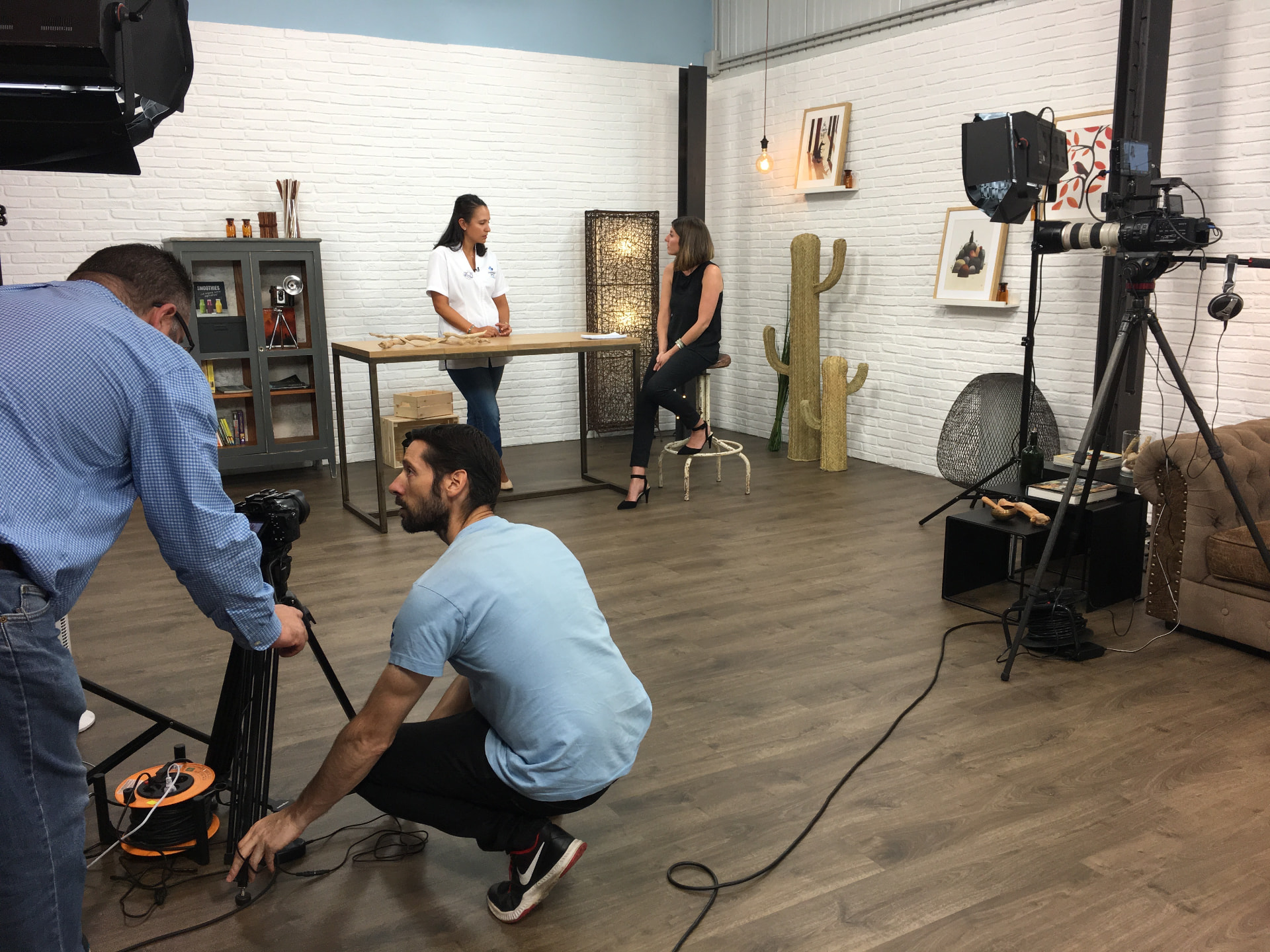 Equipo técnico de genteUp durante un rodaje: cámaras, focos y dos ponentes en el set